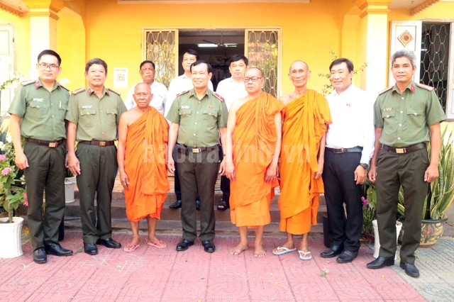 CHỦ NHIỆM ỦY BAN QUỐC PHÒNG VÀ AN NINH LÊ TẤN TỚI THĂM, CHÚC MỪNG CHÔL CHNĂM THMÂY NĂM 2022 TẠI TRÀ VINH